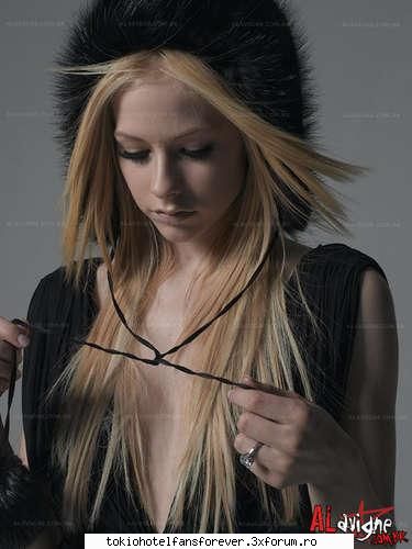 Avril`s New Style - O ador....este foarte frumoasa si canta super - [*Alte Formatii*]