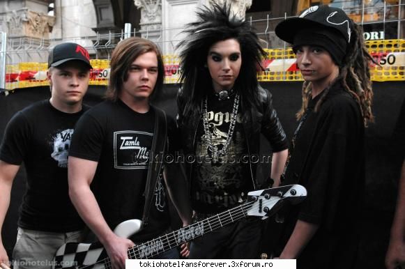 wow ce se bateau baieteii pe chiloti :rotfl: poze cu tokio hotel