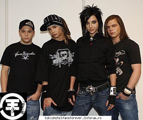 ce naspa e lantul lui ar fi ptr un caine :nod: 
 :nebun: poze cu tokio hotel