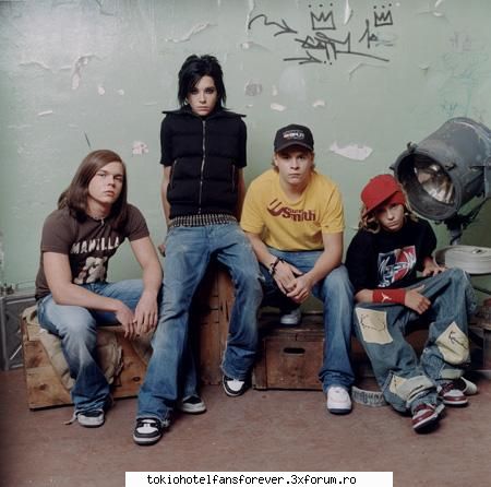 PoZe Cu ToKiO HoTeL - ce pozitie are tom ...ma omoara baiatul asta (cel - [*Tokio Hotel*]