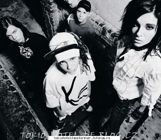 PoZe Cu ToKiO HoTeL - eu as zice ca tom este cel mai fain in acea poza - [*Tokio Hotel*]
