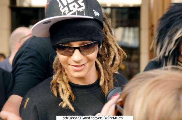 Poze qu Tom - aha are ochelari noi - [*Tom Kaulitz*]